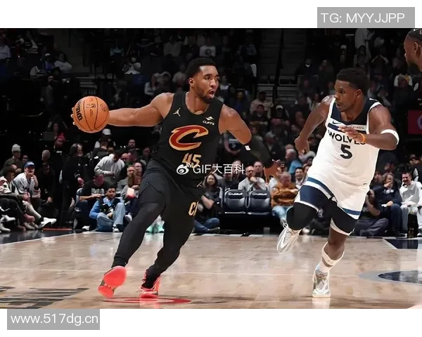 爱德华兹赛后庆祝达成一万分里程碑并获得比赛用球的荣耀时刻